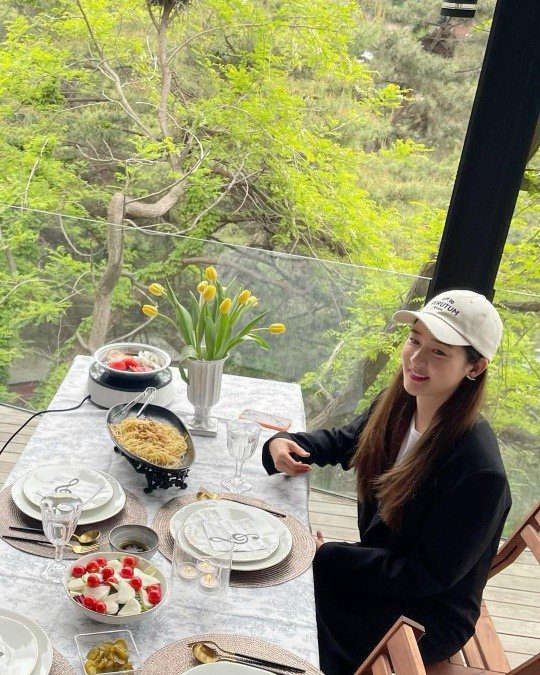 Sung Yu-ri expressed her joy at actress Claudia Kim's gift to celebrate her pregnancy