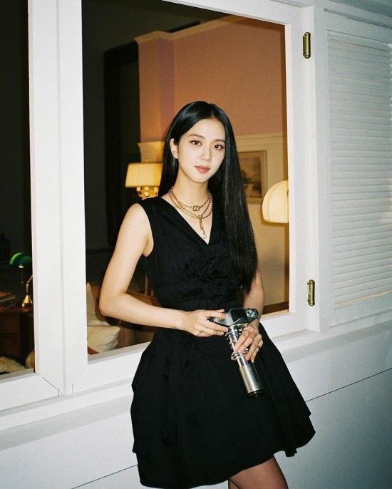 BLACKPINK Jisoo's eye-catching beauty