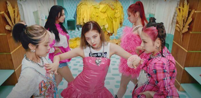 ITZY-loco-260921 (4)