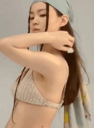Lee Hi shocked everyone with her fashion in a recent photo shoot, wearing a bra top and revealing her tatoo