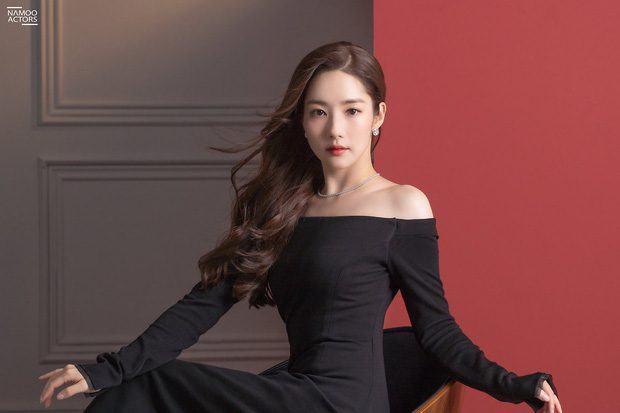 Not only a pretty face, the actress also has desirable body features such as a small waist, and sexy curves.