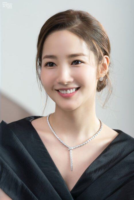 Park Min Young has a V-line face, a high and elegant nose bridge and a bright smile
