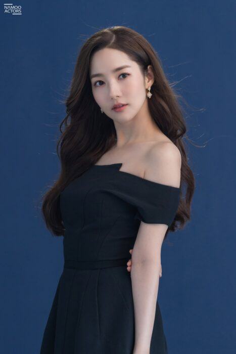 Park Min Young also cleverly shows off her sexy bare shoulders, long neck, and radiant fair skin