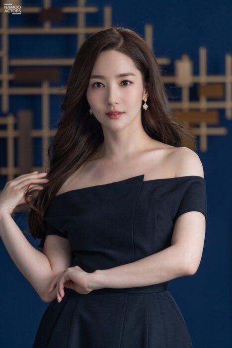 The new set of photos helps Park Min Young show off her irresistibly beautiful and classy visuals. From the skin, the smile to the body, everything screams the beauty of a true goddess