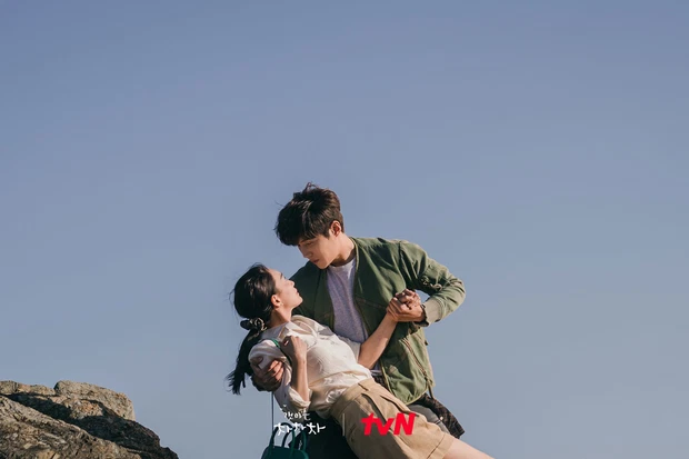 Top 4 sweetest moments in Hometown Cha-Cha-Cha: Shin Min Ah - Kim Seon Ho "rolls in bed" so sweet!