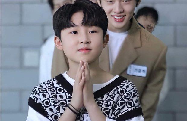Netizens outraged over new selfies of the 12-year-old idol of PSY’s boy group and criticized the entertainment industry