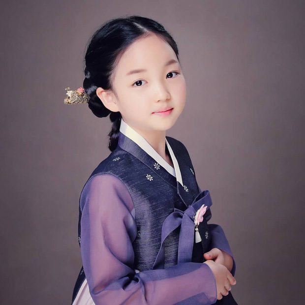 Yoo Ri is no longer a mini version of Kim Yoo Jung but still looks very pretty and cute