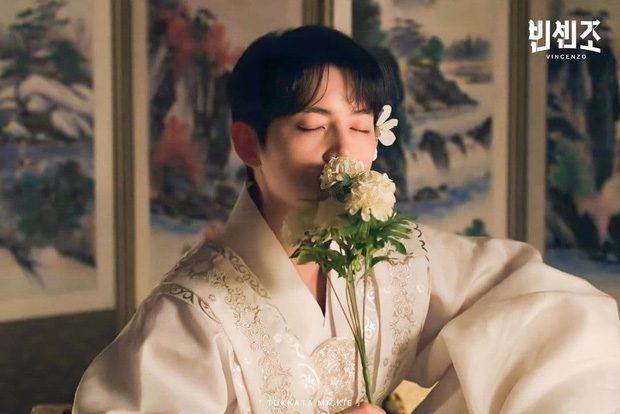 A compilation of Song Joong Ki’s stunning looks in different roles