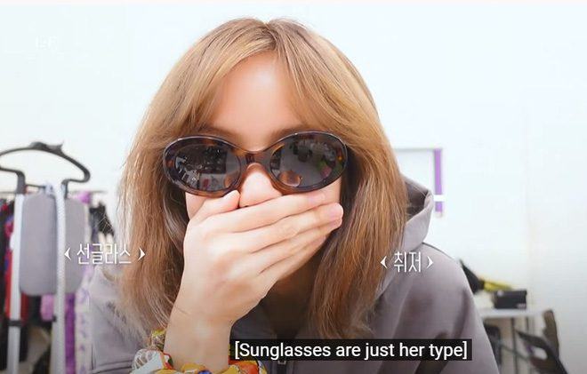 Fans worry about Lisa’s scalp after watching her bleach and dye her hair for nearly 6 hours
