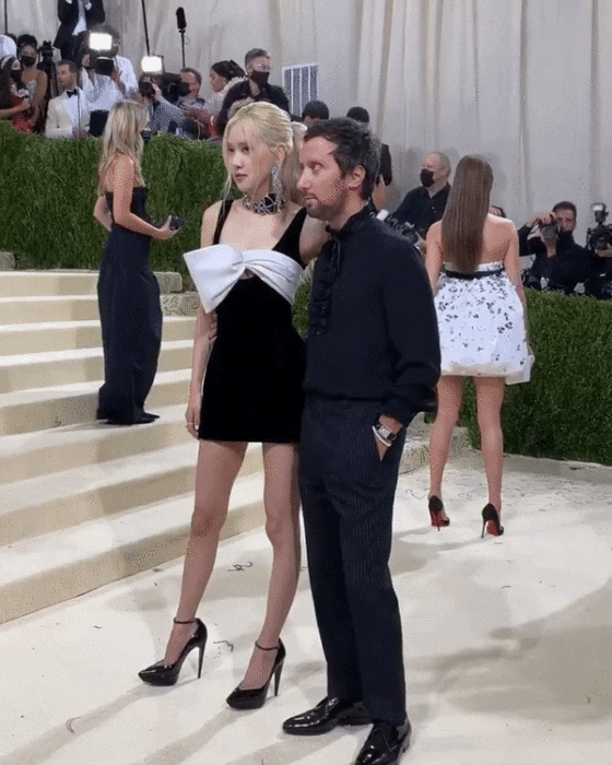 rose-rihanna-met-gala