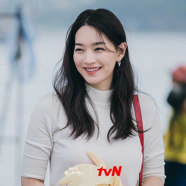 Hometown Cha-Cha-Cha, Kim Seon Ho - Shin Min Ah and a movie that makes viewers happy