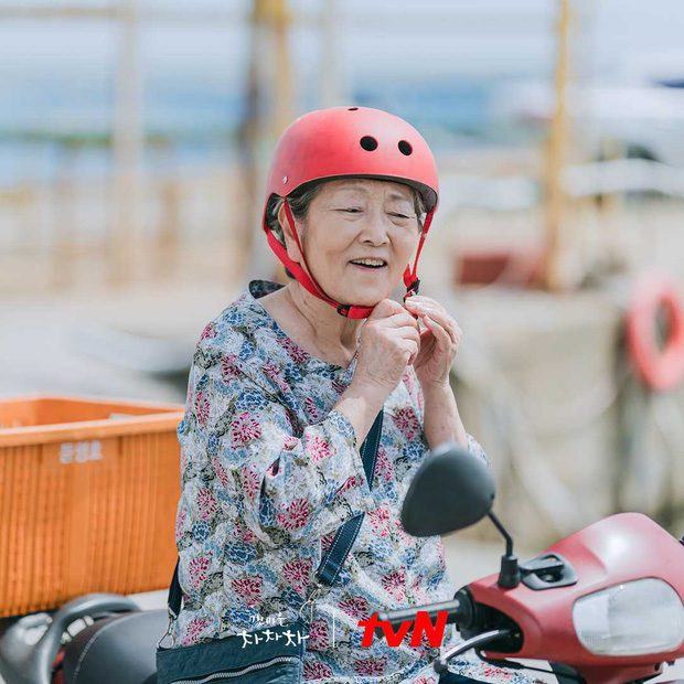 Hometown Cha-Cha-Cha, Kim Seon Ho - Shin Min Ah and a movie that makes viewers happy
