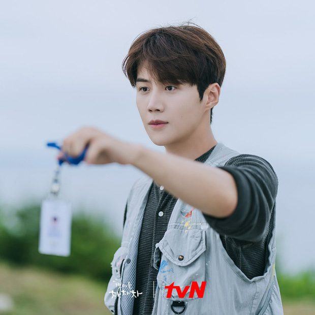 Hometown Cha-Cha-Cha, Kim Seon Ho - Shin Min Ah and a movie that makes viewers happy