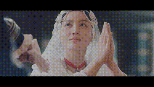  The male singer surprised fans when he appeared in a friend's MV 