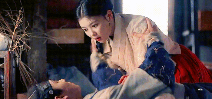 Hong Chun Gi Lovers Of The Red Sky 8452130 4 scaled 1