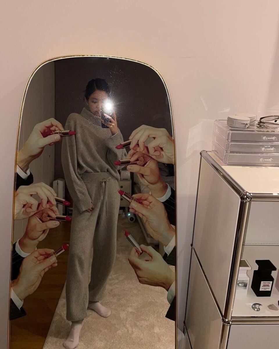 The expensive mirror that many girls dream to have