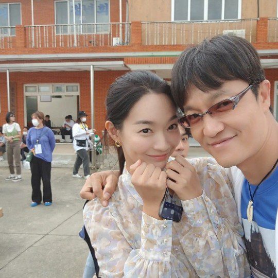 Actor Jo Han-cheol uploaded his selfie with Kim Seon-ho on the filming site of “Hometown Cha Cha Cha”