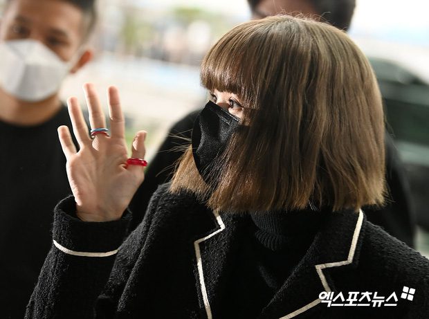 Fans disapprove when Lisa's solo activities are restrained compared to other members