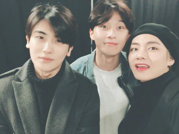 V's close friend's group also includes Park Hyungsik. V is the youngest in this group of friends.
