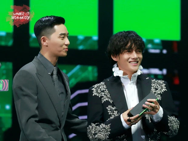 2 handsome men standing together in 1 frame is so beautiful!