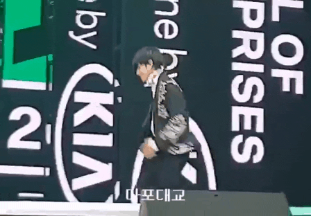 V ran to the stage to receive the trophy from Park Seo Joon