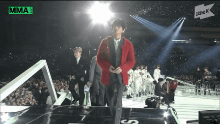 While he was so happy to see his best friend, V stopped laughing and accepted the award to look professional