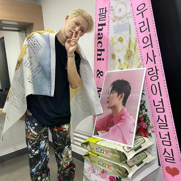 iKOn B.I