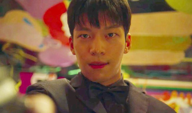 The handsome police officer Hwang In Ho is called Son Ye Jin's "younger brother"