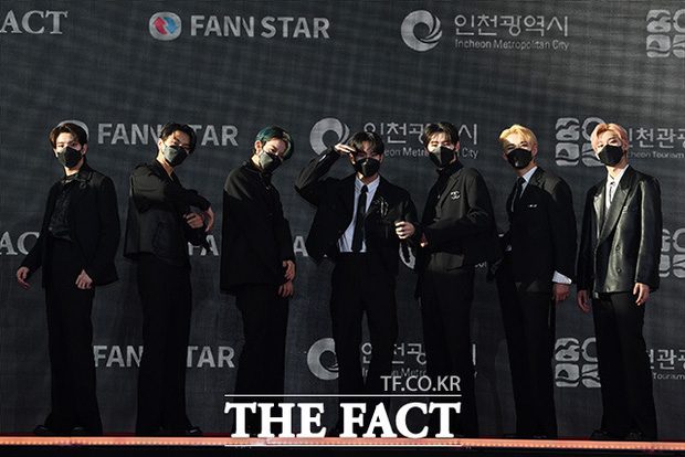 the fact red carpet