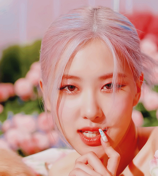 Currently, Rosé’s looks absolutely gorgeous and charming 