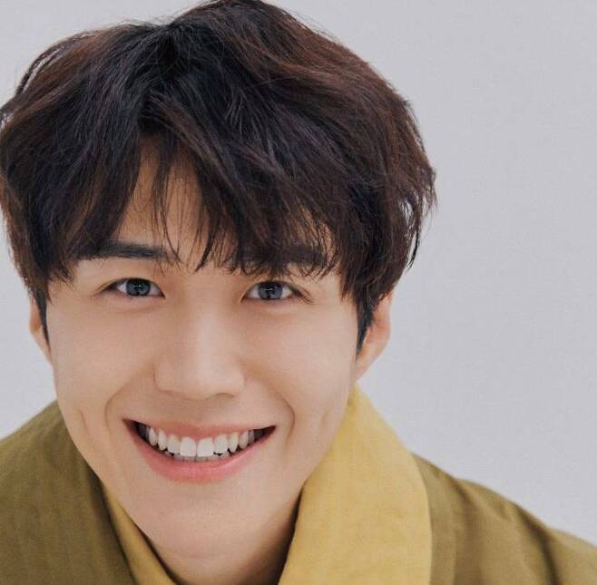Kim Seon Ho has a handsome face and a mature, radiant aura, with charming dimples and a sweet smile. His outstanding talent and visual has helped him capture the hearts of many viewers 
