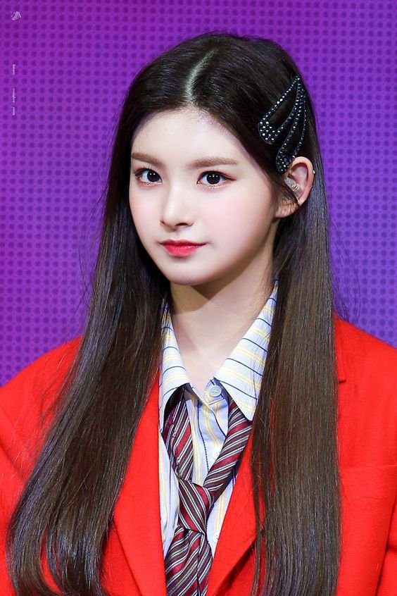 Yiren (EVERGLOW) 