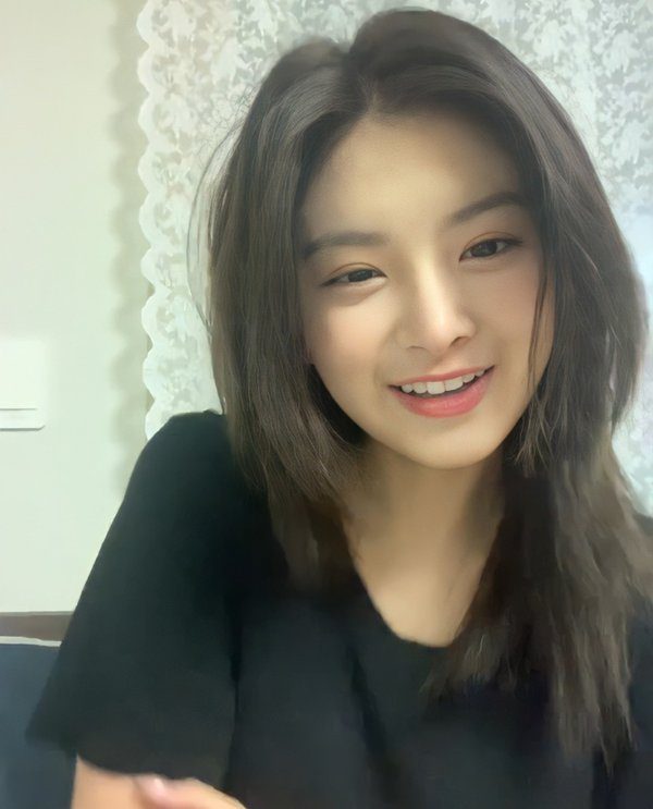 Yiren (EVERGLOW) 