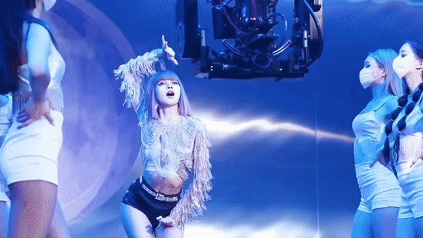 Lisa’s look in the MV is only teased for a few seconds but that is still enough to drive fans insane 