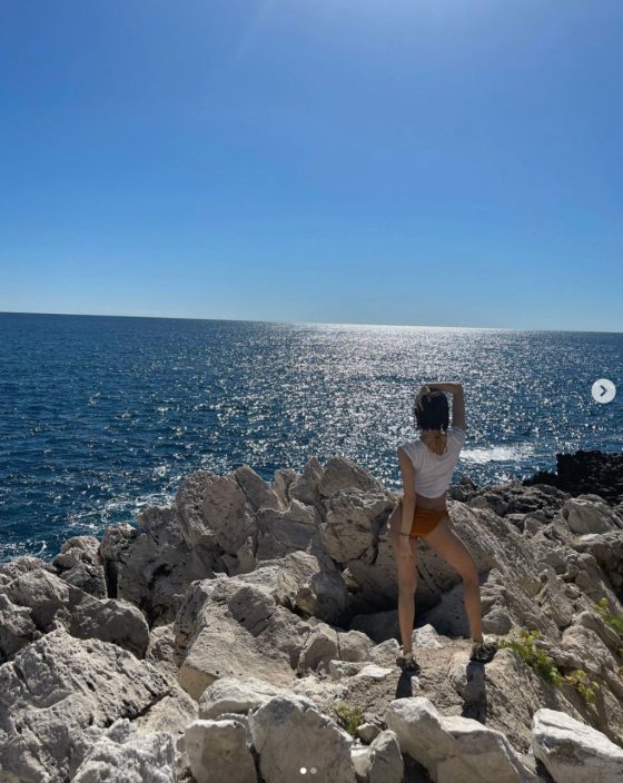 BLACKPINK’s Lisa shows off perfect body in new bikini photos