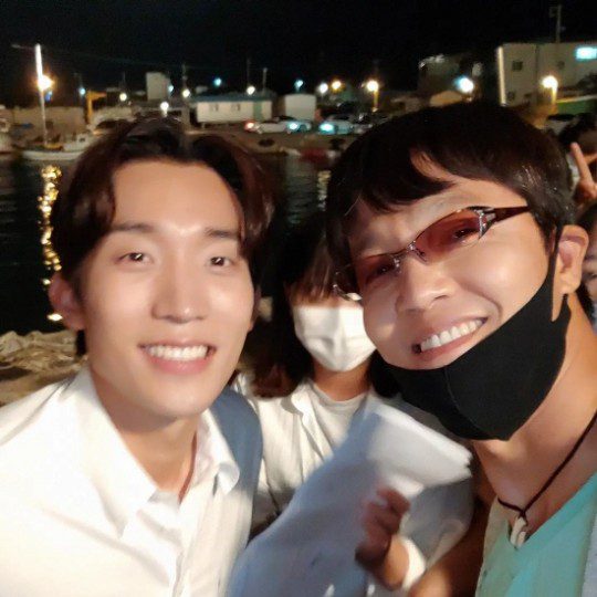 Actor Jo Han-cheol uploaded his selfie with Kim Seon-ho on the filming site of “Hometown Cha Cha Cha”