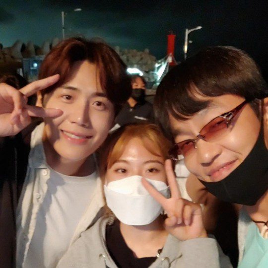 Actor Jo Han-cheol uploaded his selfie with Kim Seon-ho on the filming site of “Hometown Cha Cha Cha”