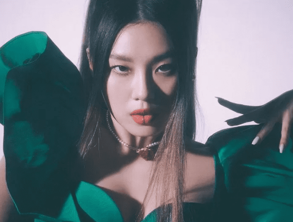 YG dancers Lee Jung and Yeojin responded to fans' questions asking, "Why didn't you become an idol?"