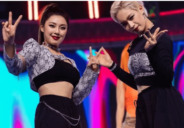 YG dancers Lee Jung and Yeojin responded to fans' questions asking, "Why didn't you become an idol?"