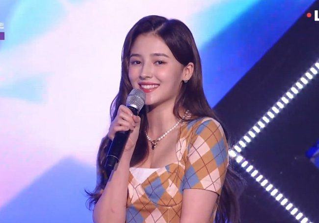 MOMOLAND’s Nancy performed while sitting on a chair due to leg injury, but still took the spotlight for her visual