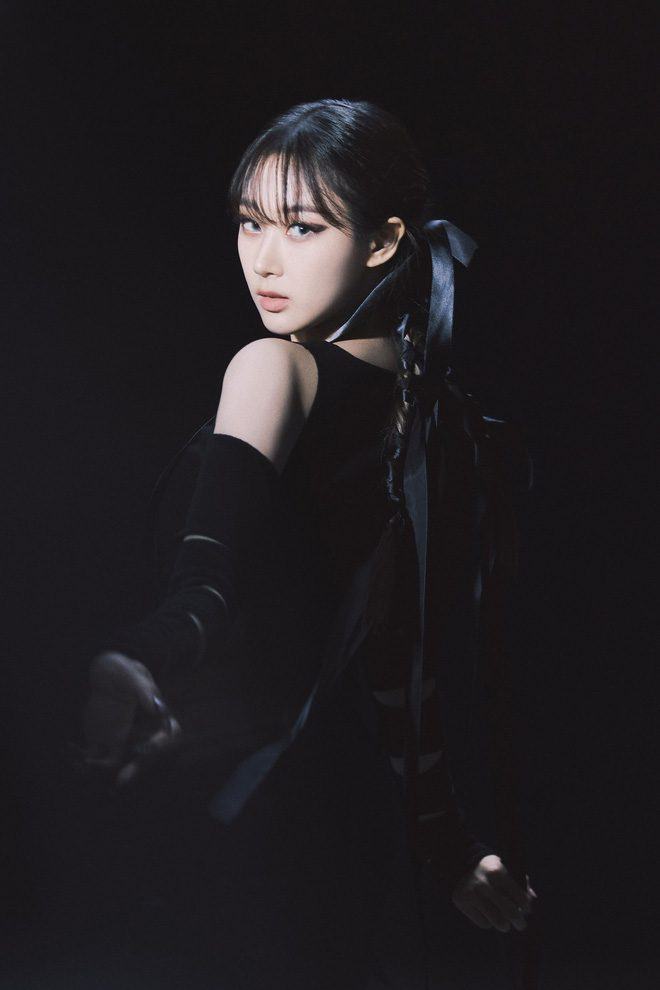 The makeup, hairstyle and dress style make Giselle stand out