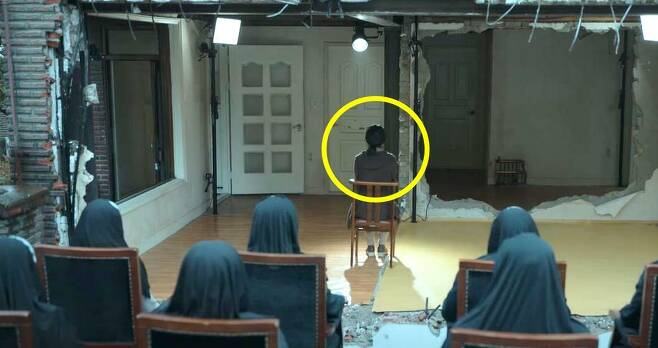 A woman is sent to hell in a live broadcast (ft. trailer of Netflix’s new thriller drama “Hellbound” starring Yoo Ah-in)