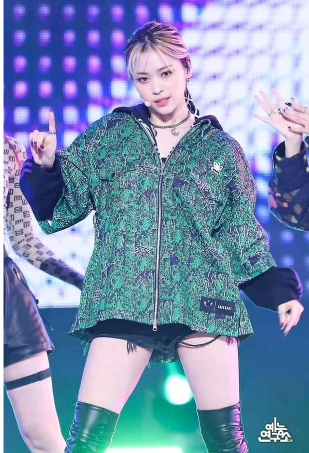 Ryujin, on the other hand, is still a fan of the girlcrush look. The female idol has a "cool" aura and has a cold face. Ryujin also chose a cool outfit and an impressive hairstyle for herself this time, which made everyone fall in love with her.