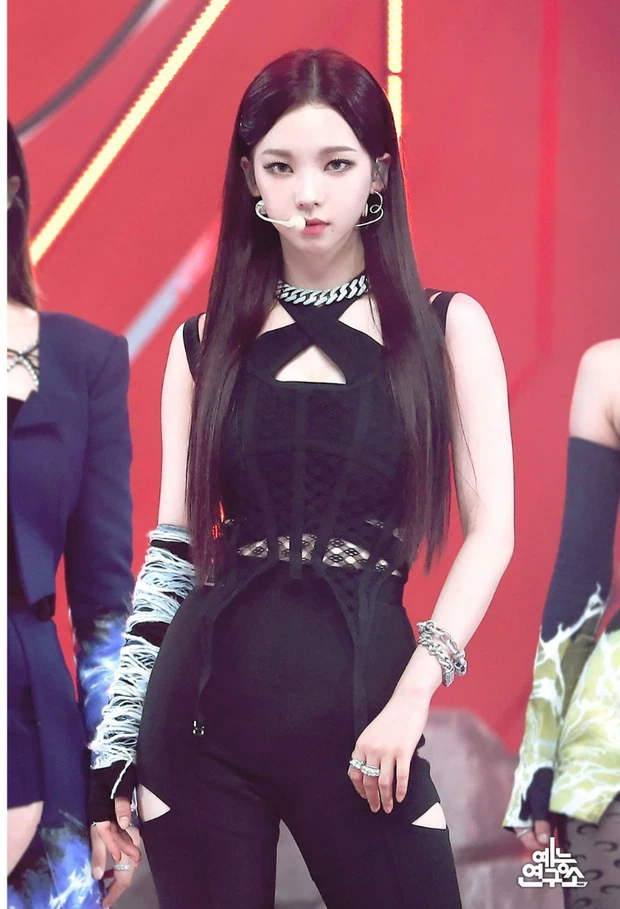 Talking about Karina in particular, although she has only debuted for 1 year, her achievements on the beauty charts are remarkable.  Karina has taken over almost all the beauty charts with her special beauty.  With her charming style and sharp makeup, the center aespa took the spotlight in the group's performance