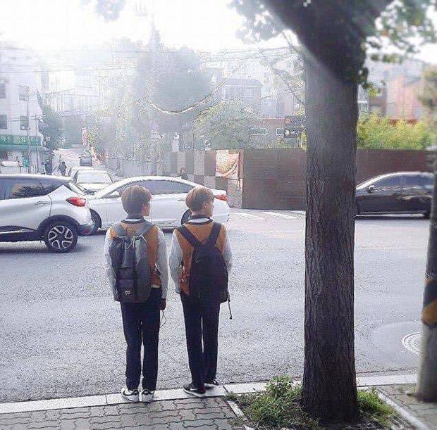 The adorable photo of Jeno and Jaemin waiting for the bus together

