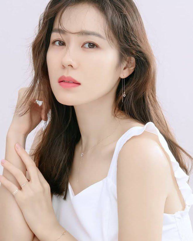 Son Ye Jin is one of the youngest actresses to win “Best Actress” at the Blue Dragon Film Awards
