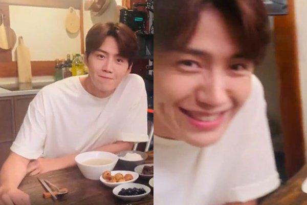 A director of “Hometown Cha Cha Cha” joined in, uploaded videos of Kim Seon-ho’s “awkward eating scene”