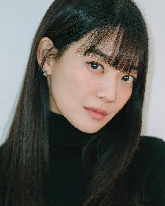 Shin Min-ah looks much younger with bangs in her new profile photo