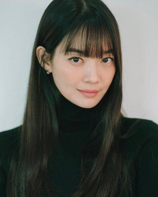 Shin Min-ah looks much younger with bangs in her new profile photo