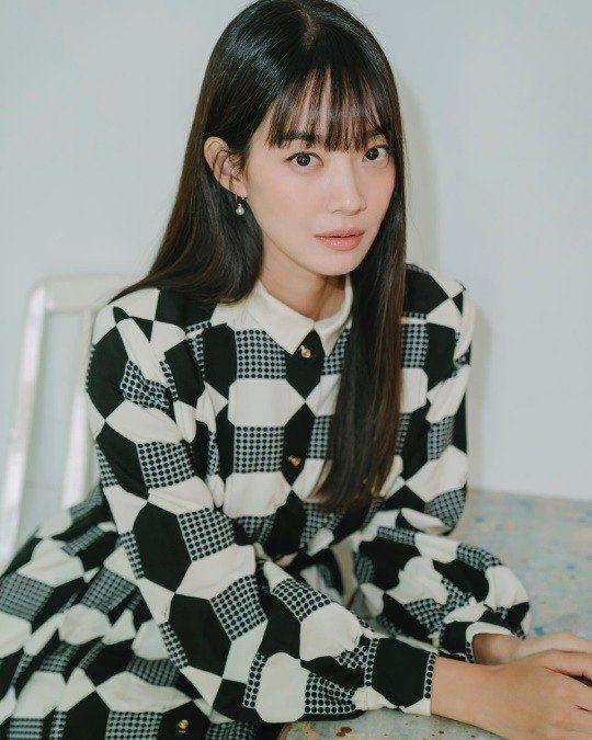 Shin Min-ah looks much younger with bangs in her new profile photo